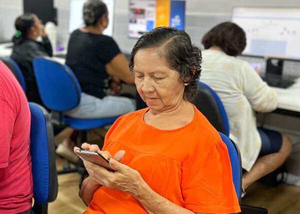 Inscrições abertas para curso que ensina pessoas idosas a usarem o smartphone de forma eficiente e segura