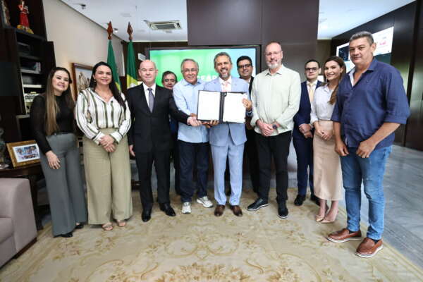 Novo parque industrial calçadista do Ceará terá investimento de R$ 40 milhões e geração de 800 empregos, anuncia Elmano de Freitas