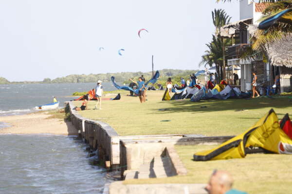 “Melhor lugar do mundo”: Ceará se consolida como destino global para a prática do kitesurfe