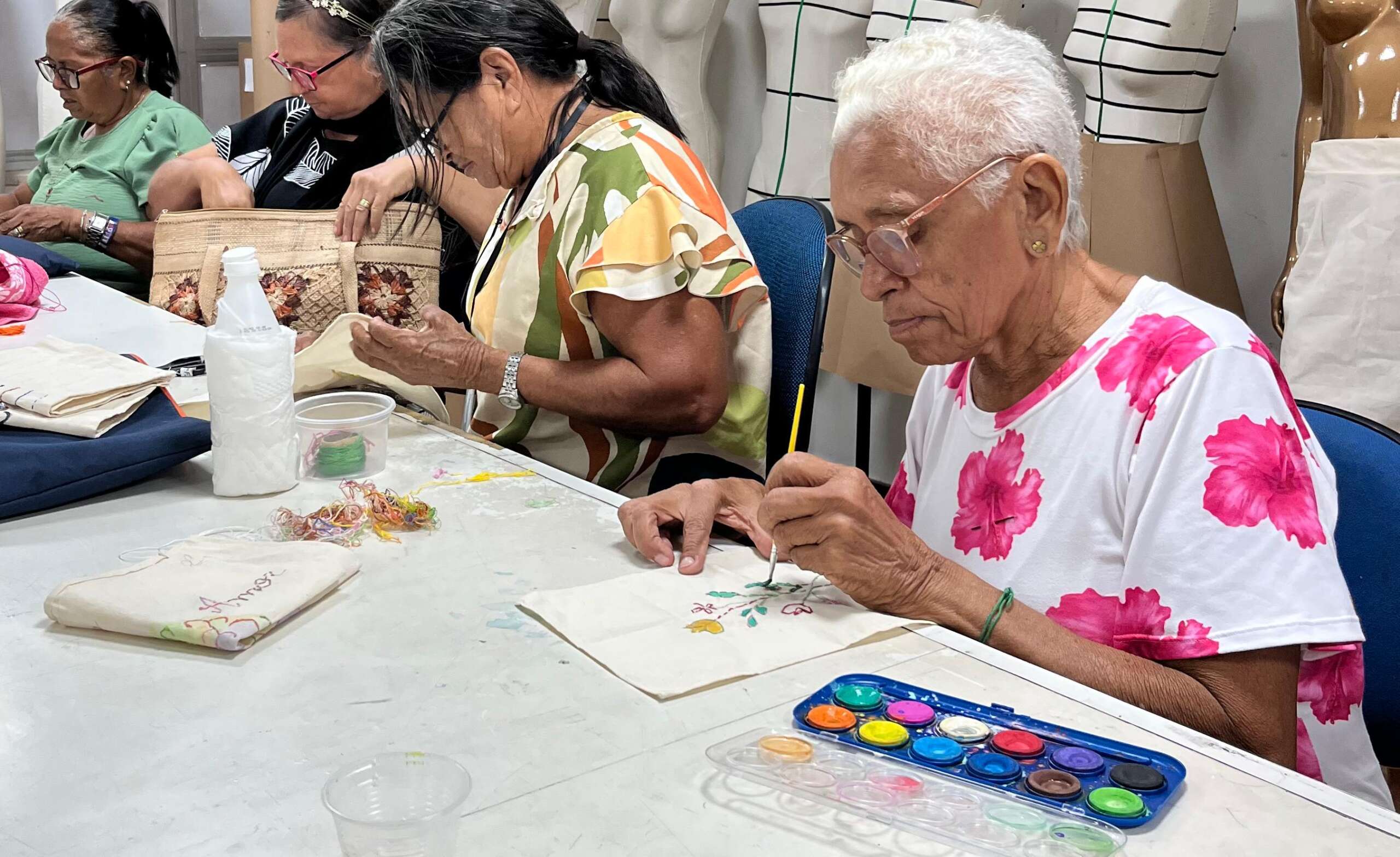 Sedih e Senac/CE promovem curso de Velas Artesanais para pessoas idosas, como parte do projeto Educação 60+