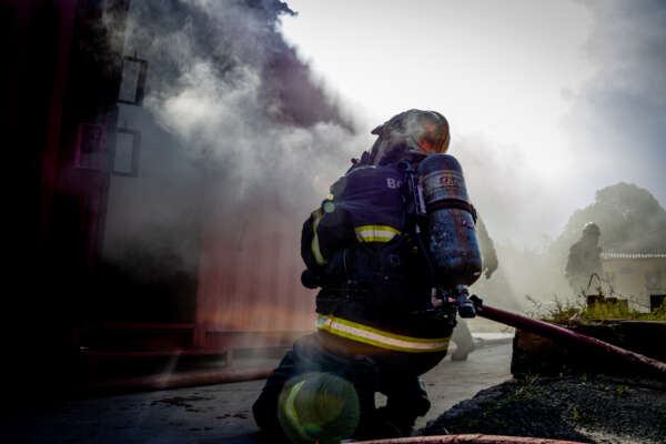 Bombeiros militares do Ceará recebem capacitação pioneira para o combate a incêndios urbanos