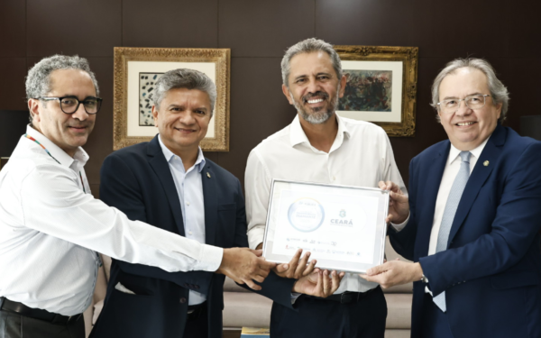 CGE entrega Selo Diamante em Transparência Pública e a Medalha Ceará Íntegro ao governador Elmano de Freitas