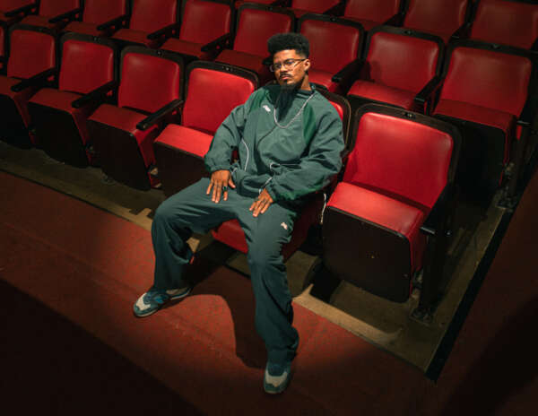 Eduardo Africano se apresenta na Calçada do Cineteatro do São Luiz com o show “Bem Melhor que Ontem”