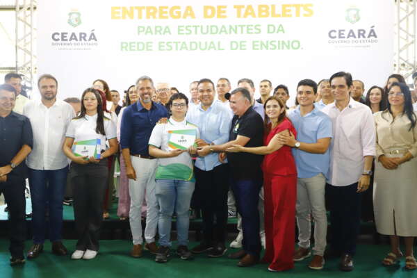 Alunos do Ensino Médio de Croatá comemoram recebimento de tablets para melhoria na aprendizagem