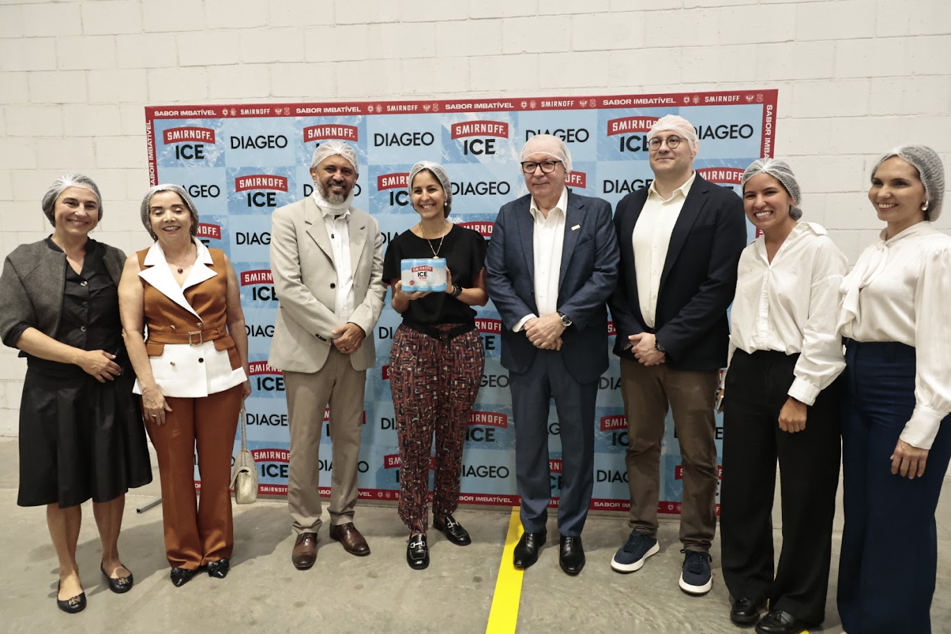 Governador Elmano de Freitas visita nova linha de produção no complexo industrial da Diageo, em Itaitinga