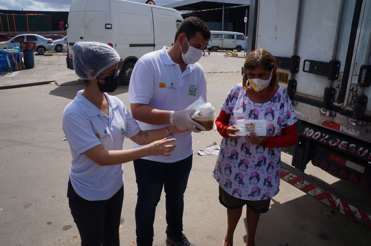 Ceasa-CE e Mais Nutrição distribuem mil sopas, mil máscaras e mil pães