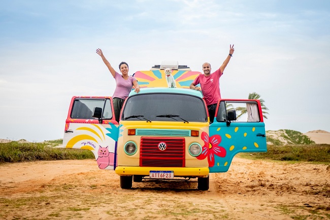 Casal que mora em kombi faz palestra motivacional na Ceasa-CE