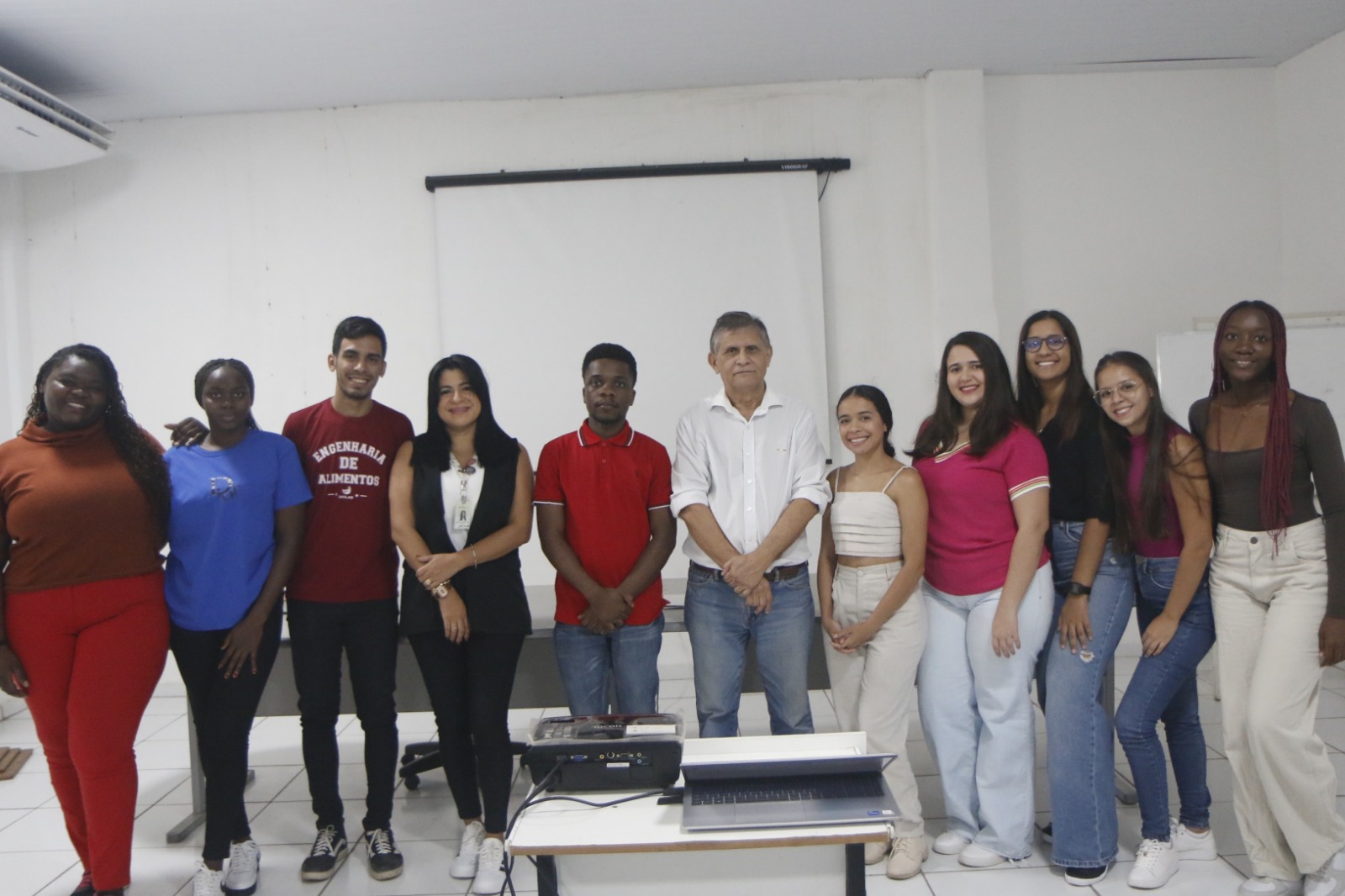 Alunos da Unilab realizam visita técnica à Ceasa-CE