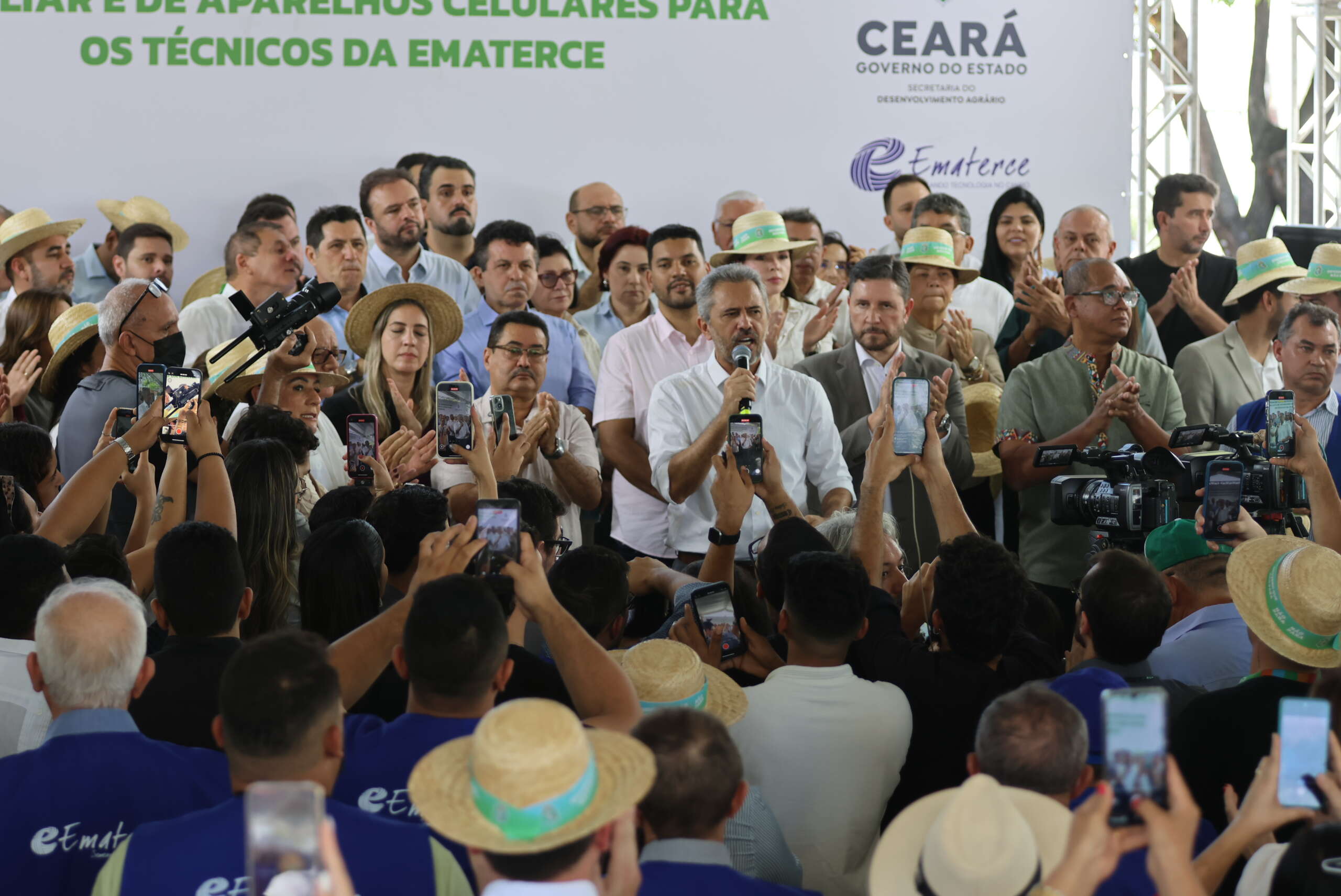 Ceasa-CE participa da solenidade de entrega de 40 tratores e implementos agrícolas na SDA