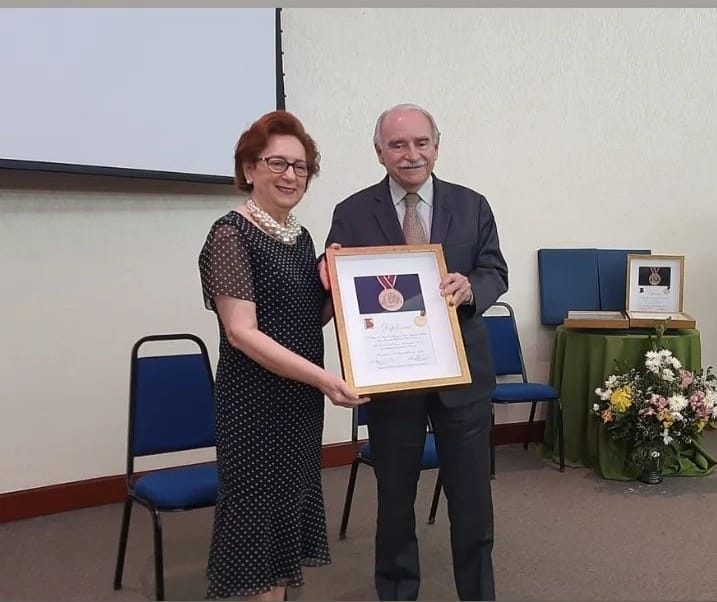 Presidente do CEE é Comendadora da Educação