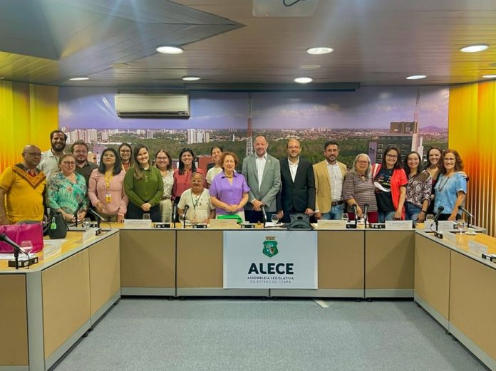 Comissões debatem inclusão do Serviço Social e da Psicologia em escolas