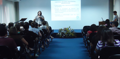 Servidores da Educação assistem palestra sobre a nova legislação de convênios e congêneres