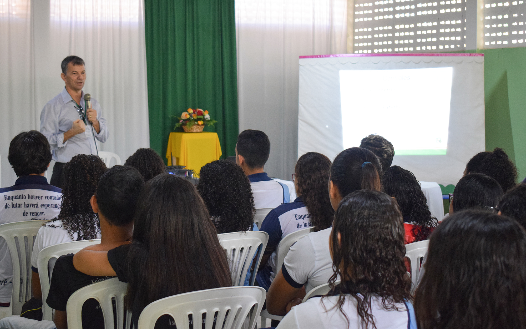 Alunos da Escola de Ensino Médio Barão de Aracati receberam palestra de educação social