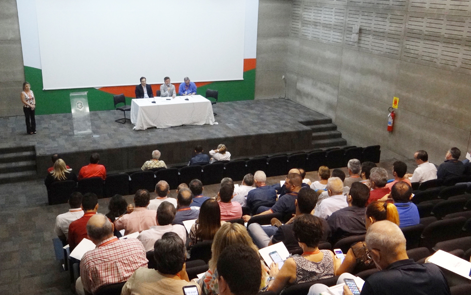CGE ministra curso sobre o Manual de Obras Públicas para servidores da SOP