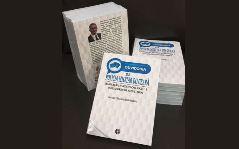 Secretário da CGE recebe livro sobre a Ouvidoria da Polícia Militar do Ceará