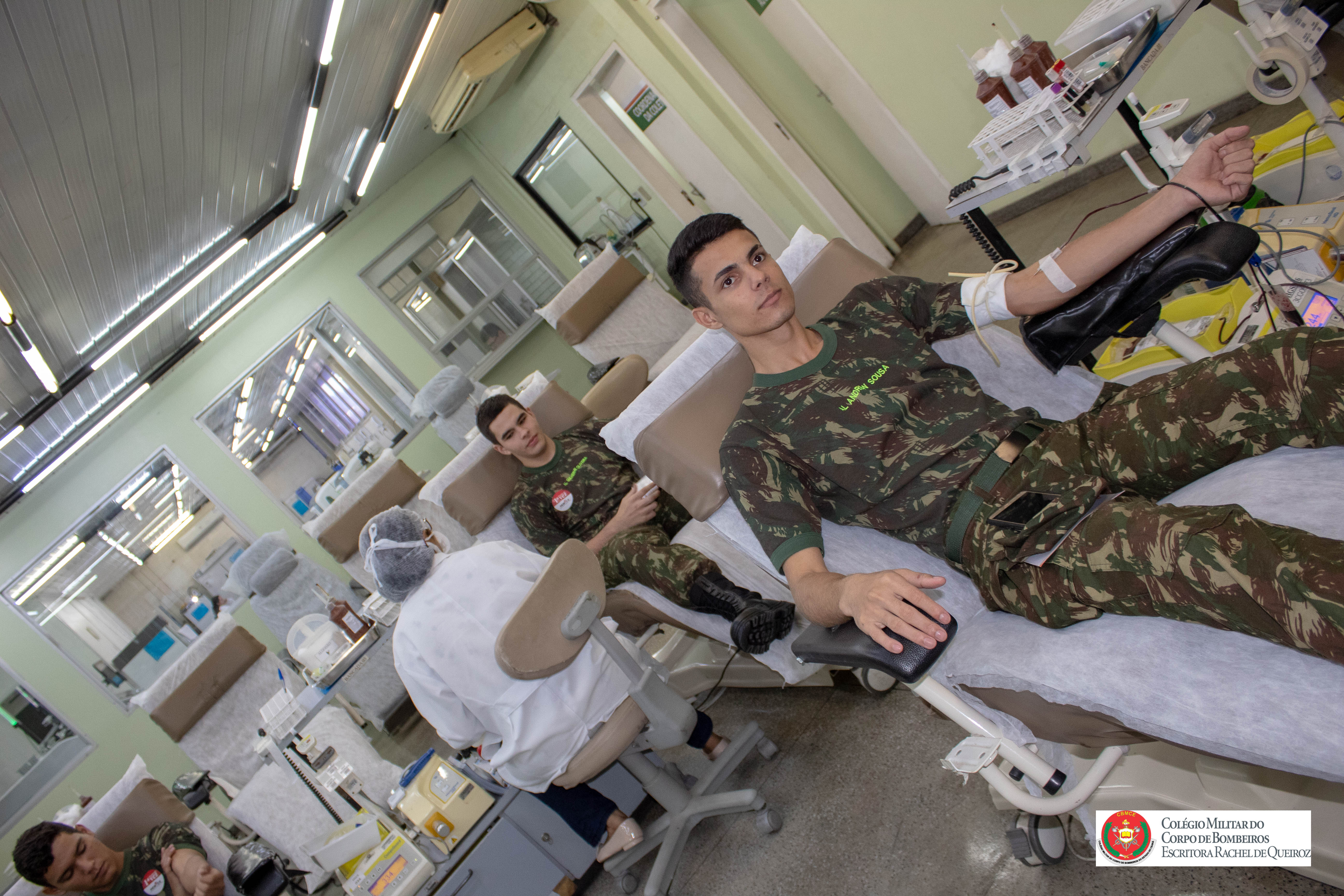 Alunos da EsIM/10ªRM do CMCB doam sangue no HEMOCE