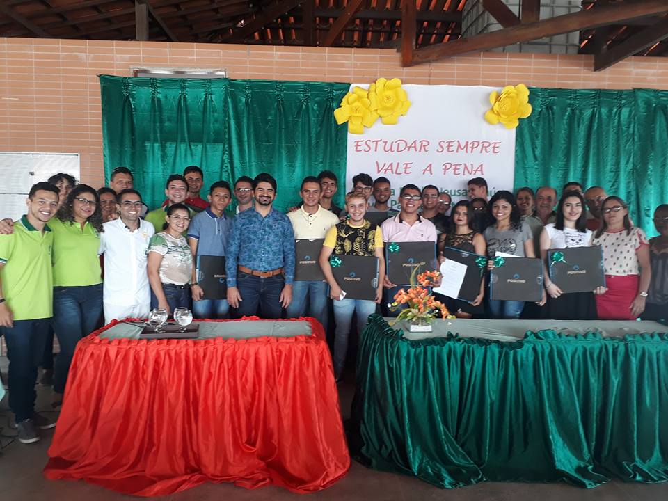 CREDE 7 realiza entrega de computadores notebooks aos estudantes a EEM Maria Neusa Araújo Moura