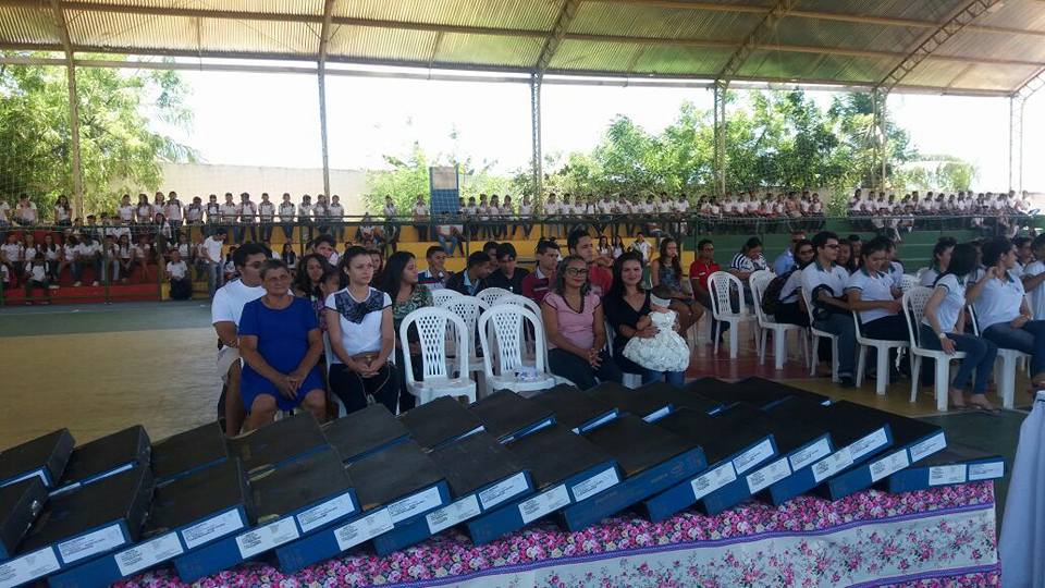 CREDE 7 realiza entrega de computadores notebooks aos estudantes da EEM Nazaré Guerra