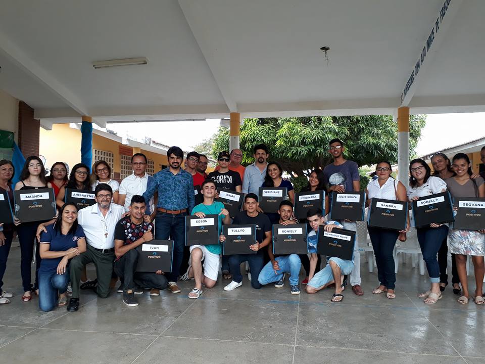 CREDE 7 realiza entrega de computadores notebooks aos estudantes da EEM Araci Magalhães Martins