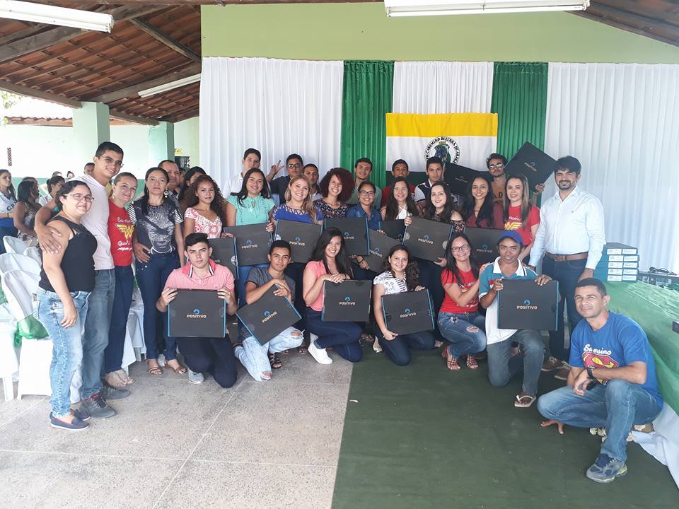 CREDE 7 realiza entrega de computadores notebooks aos estudantes da EEM Casemiro Bezerra de Araújo