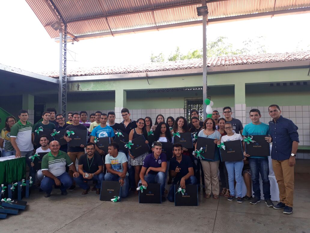 CREDE 7 realiza entrega de computadores notebooks aos estudantes da EEM Frei Policarpo