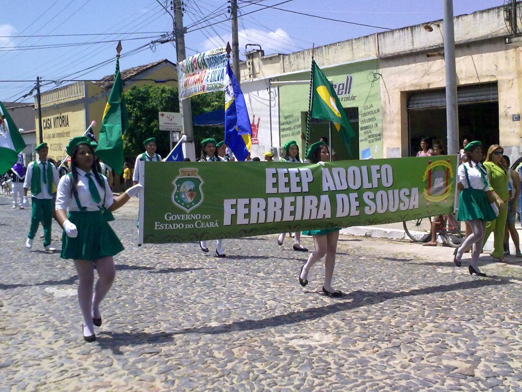Escolas Estaduais e Muncipais e particulares participam de Desfile Cívico alusivo a em Proclamação da República.