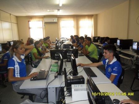 Alunos da EEM Almir Pinto de Ocara, realizam no NTE da 8ª CREDE Simulado Online do ENEM 2012