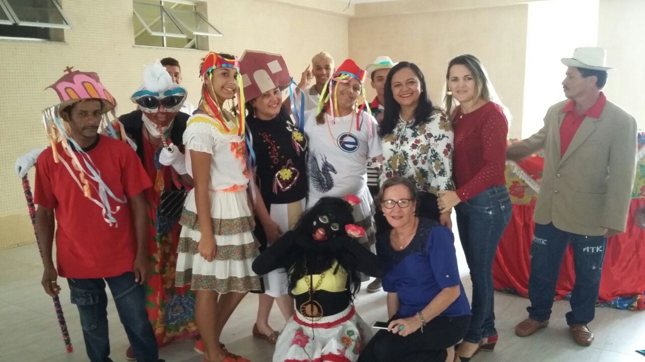O grupo de Reisado  do CEJA Donaninha Arruda de Baturité  faz  um bonito espetáculo na UNILAB