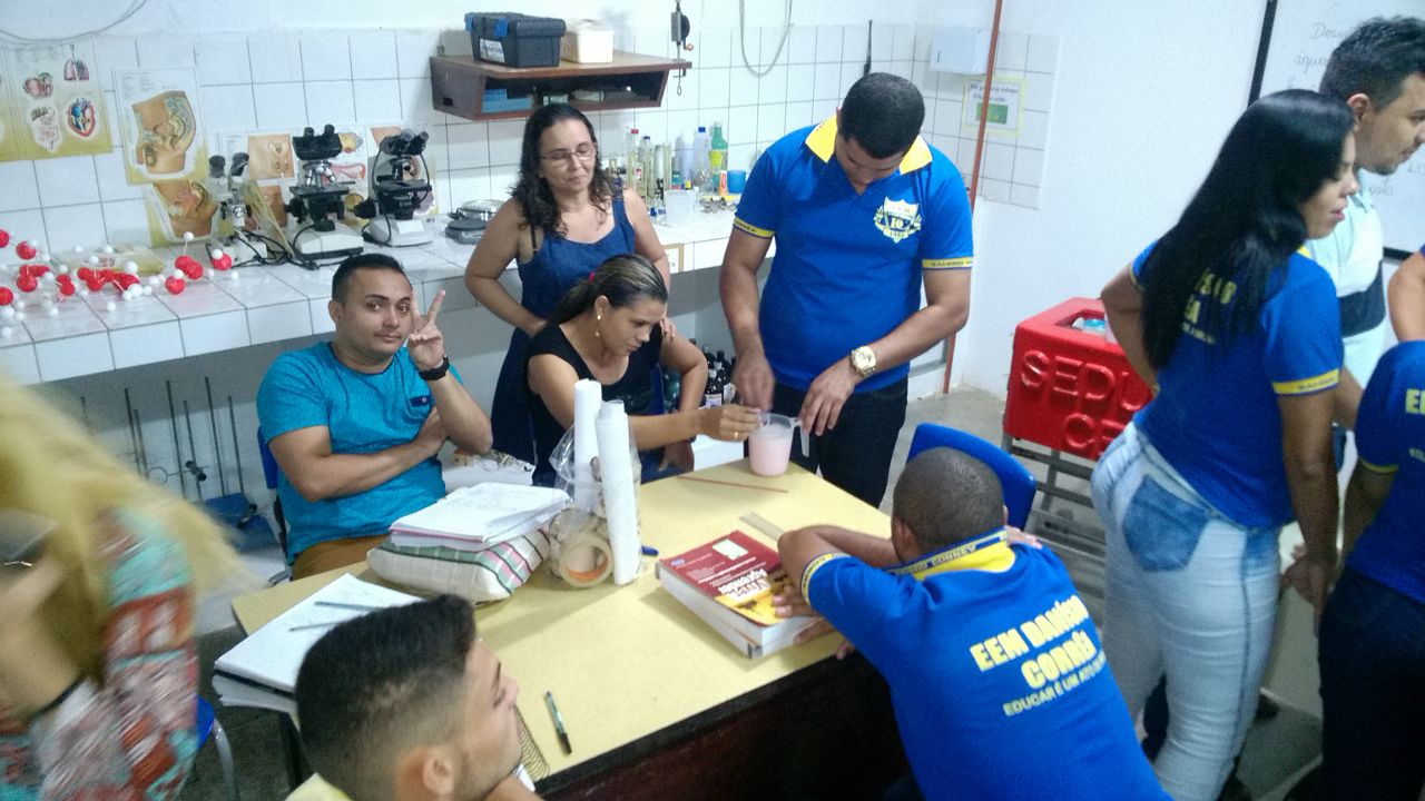 EEM Danísio Dalton da Rocha Corrêa – Desenvolve aula prática com alunos da turma de EJA para produção de produtos químicos de limpeza.