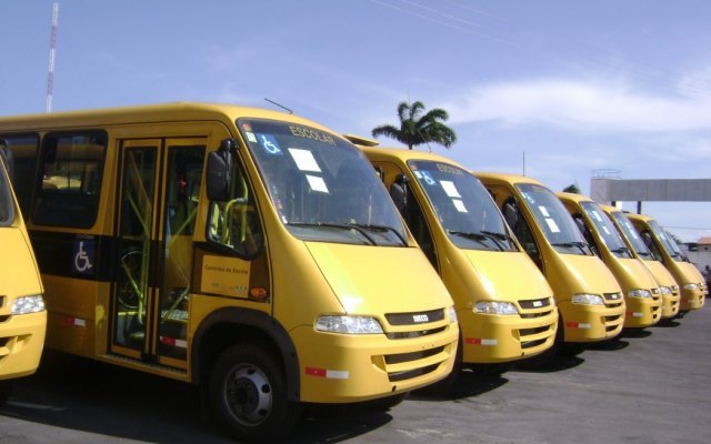 Governo do Estado entrega 100 ônibus para o transporte escolar