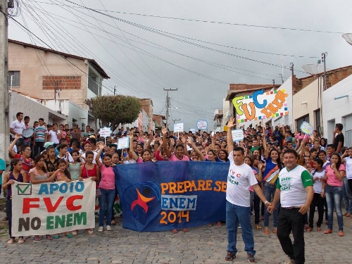 E.E.M Francisco Vieira Cavalcante e E.E.M Elza Gomes Martins  saudando  ENEM 2014