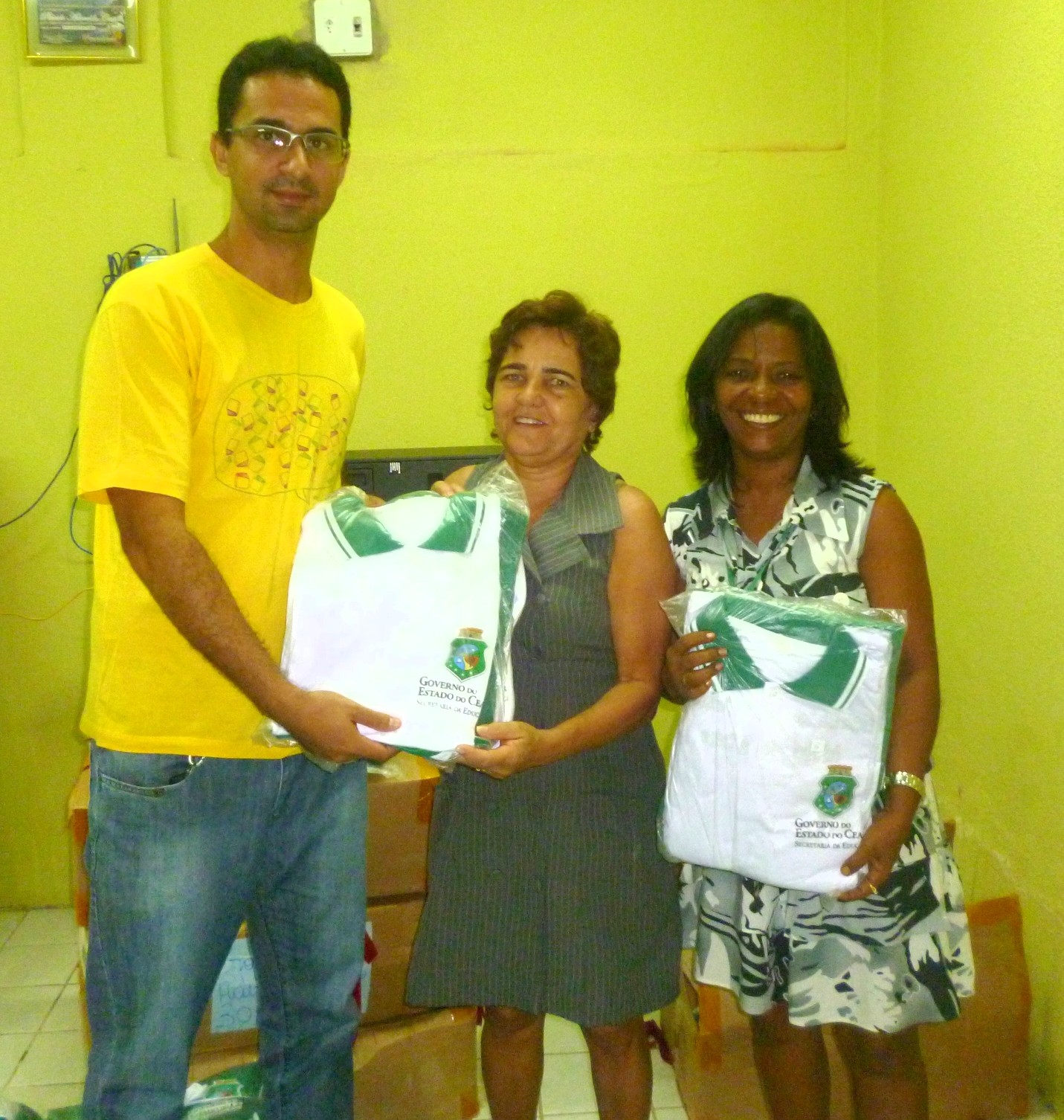 EEEP de Mombaça, recebe kit de fardamento escolar