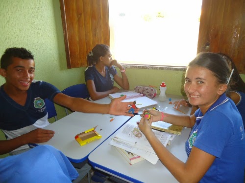 EEM Joaquim Josué da Costa utiliza aulas práticas de Biologia para estimular os alunos