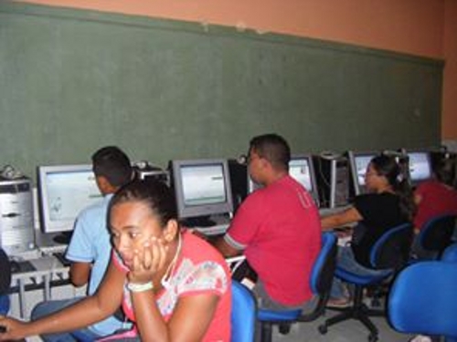Alunos do CEJA de Senador Pompeu acessando o DESCOMPLICA dentro do Portal Rumo à Universidade