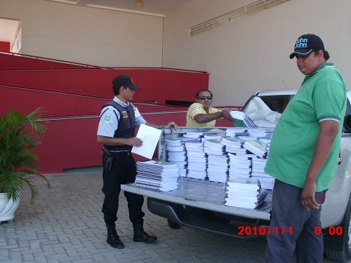 CREDE 14 faz entrega da coletânea ENE CHEGO JUNTO,CHEGO BEM nas escolas estaduais do município de Pedra Branca