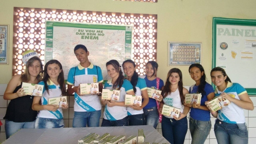 A escola Ananias do Amaral Vieira de Mombaça – CE  recebe kit lanches ENEM 2014