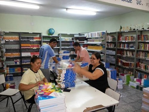 A  EEM Marechal H. de Alencar Castelo Branco recebe livros didáticos 2015