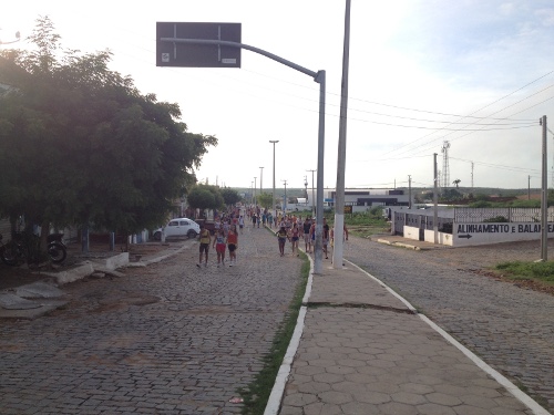 Alunos da EEEP Professor José Augusto Torres participaram  de uma caminhada saudável