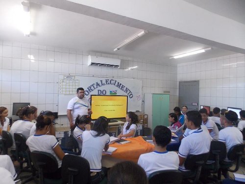 Projeto Aluno Online / Portal Rumo à Universidade na EEM Elza Gomes Martins