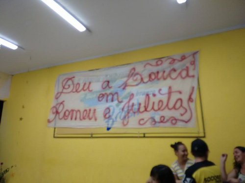 Alunos e núcleo gestor do anexo da EEM Ananias do Amaral Vieira realizaram apresentação teatral