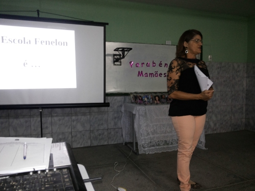 EEM Fenelon Rodrigues  Pinheiro  reuniu professores e funcionários para avaliarem  a caminhada em 2015 e na ocasião, prestou  homenagem  às Mães