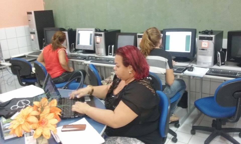 O Laboratório de Informática do CEJA de Senador Pompeu realiza formação para professores.