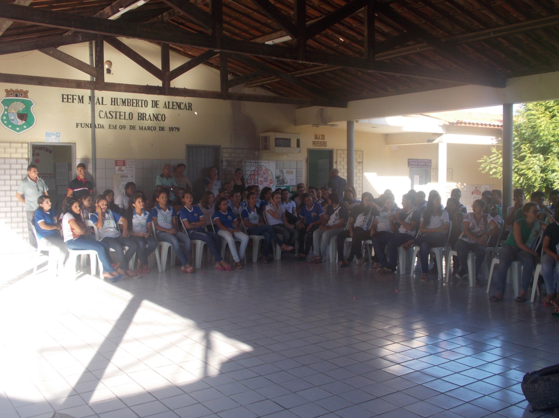 EEM Marechal Humberto de Alencar Castelo Branco usa regularmente o pátio da escola para Apresentações Teatrais.