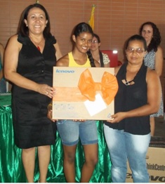 Entrega dos computadores aos campeões no SPAECE 2010 e VII EXPOSIÇÃO CULTRAL E CIENTÍFICA da EEM Maria José Coutinho