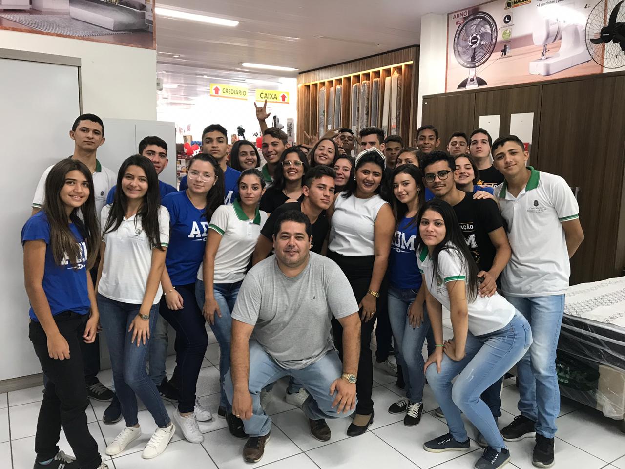 Turma de Administração da EEEP Joaquim Filomeno Noronha participa de aula de campo em empresa local.
