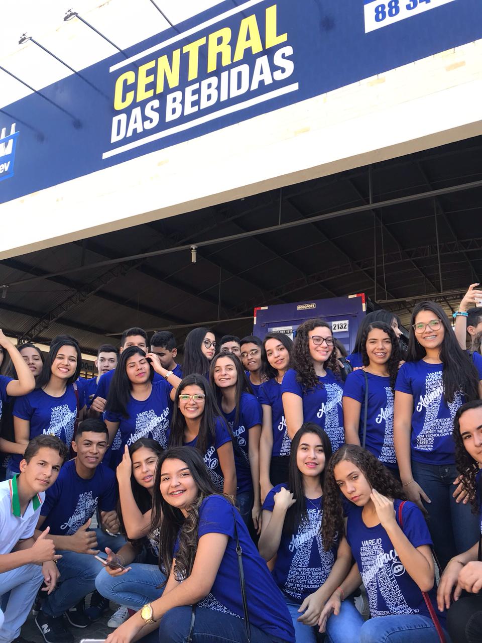Alunos da EEEP Joaquim Filomeno Noronha participam de aula em empresa franquia de bebidas.