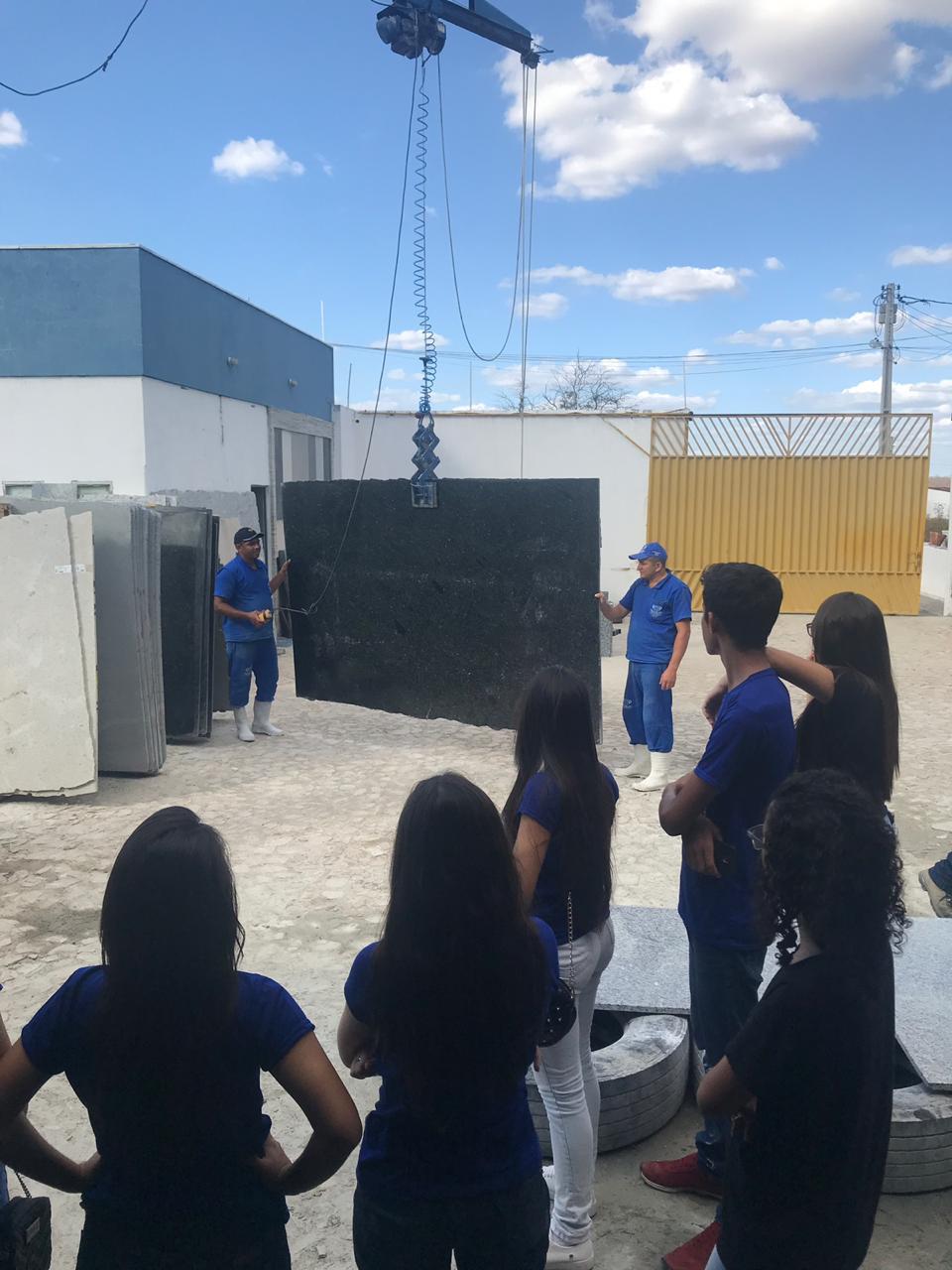 Aula de campo sobre Gestão Organizacional no Departamento de Produção, com alunos da EEEP Joaquim Filomeno Noronha.