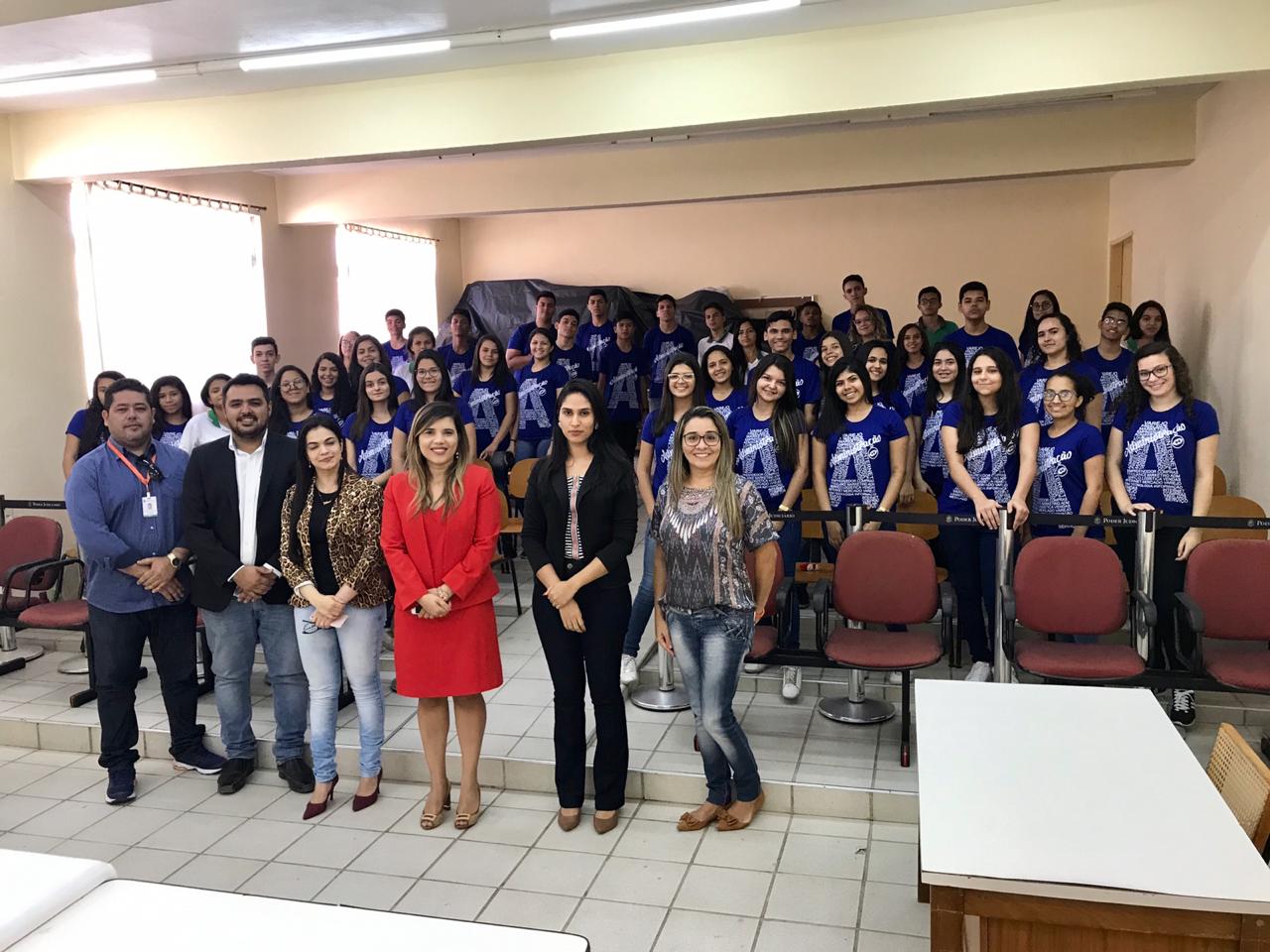 Alunos de curso técnico em administração participam de visita técnica no Fórum de Parambu.