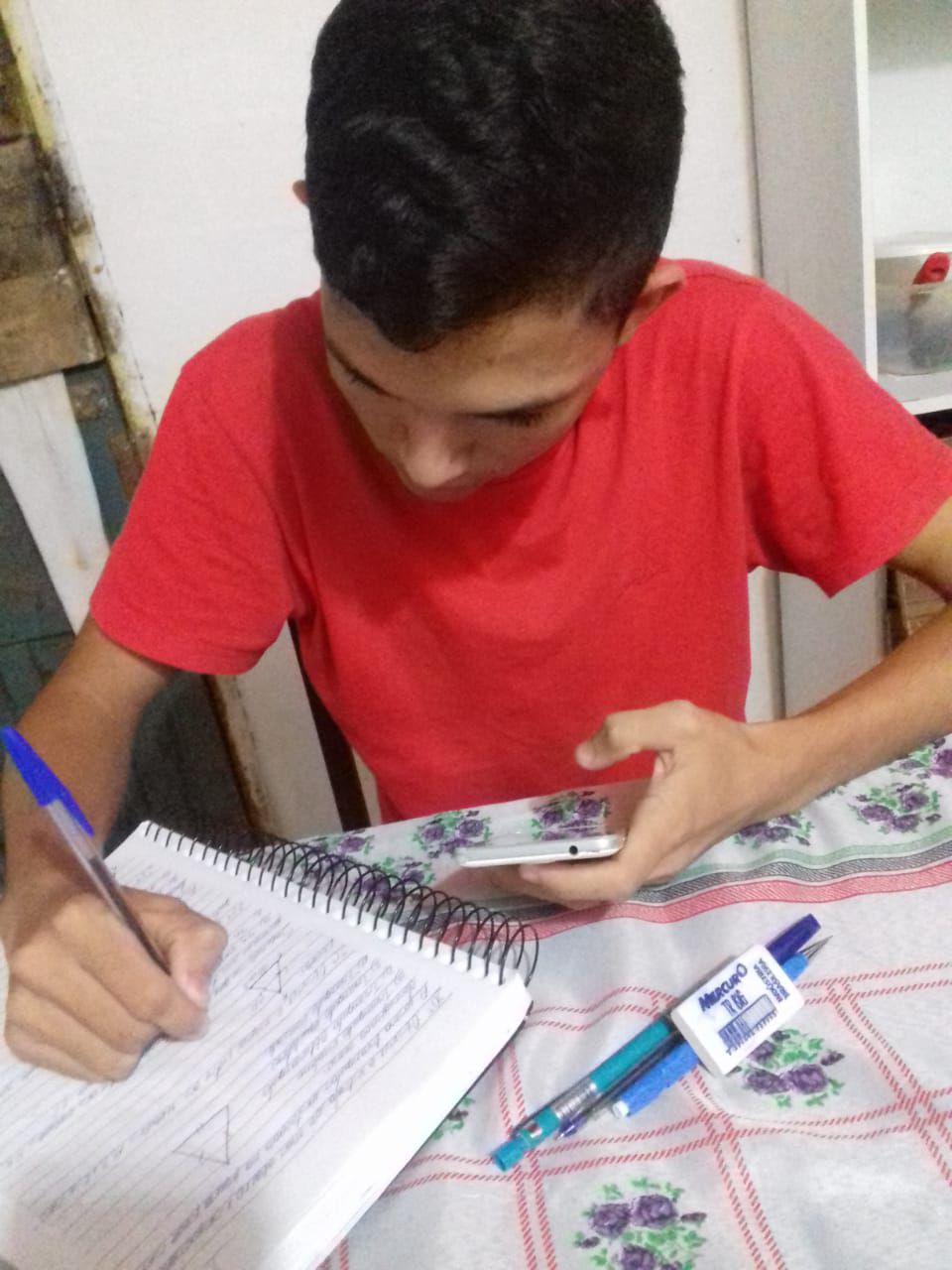Estudantes realizam estudos domiciliares durante período de suspensão das aulas.