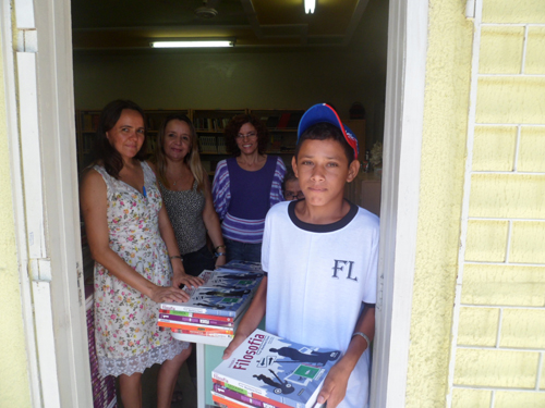 EEM Filgueiras Lima realiza entrega de livros didáticos